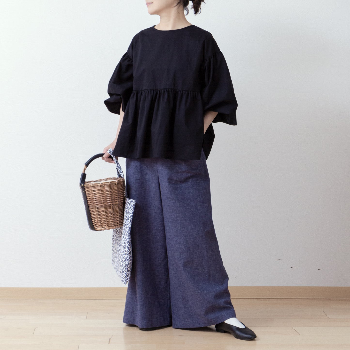 A cute and mature tiered 2-way blouse with plenty of gathers / Black