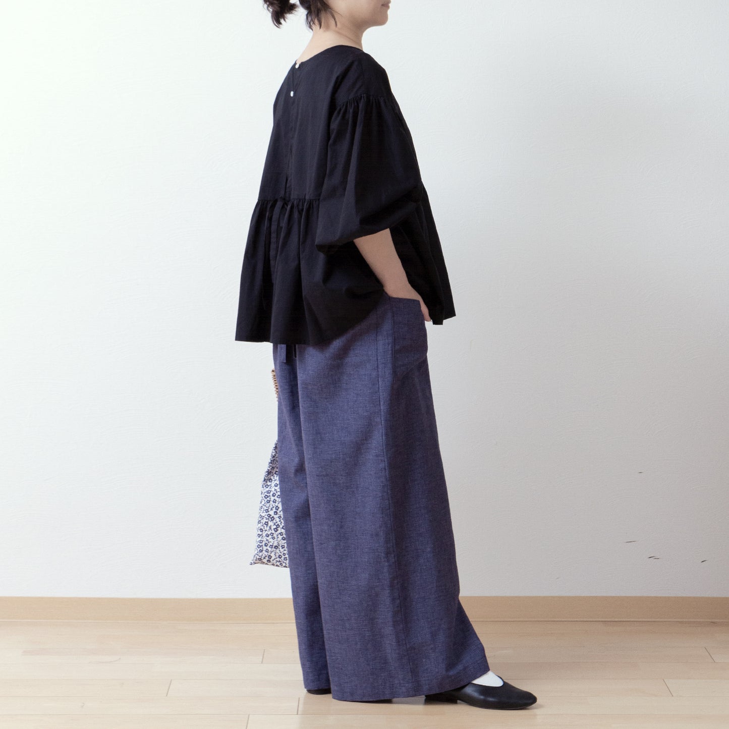 A cute and mature tiered 2-way blouse with plenty of gathers / Black