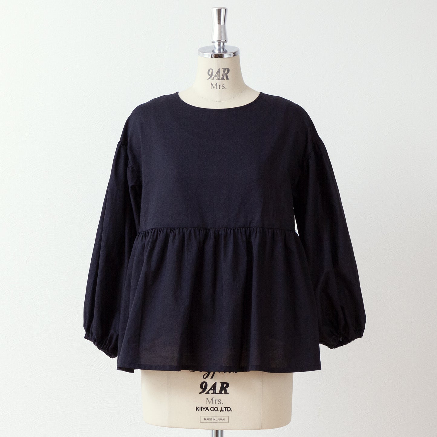 A cute and mature tiered 2-way blouse with plenty of gathers / Black