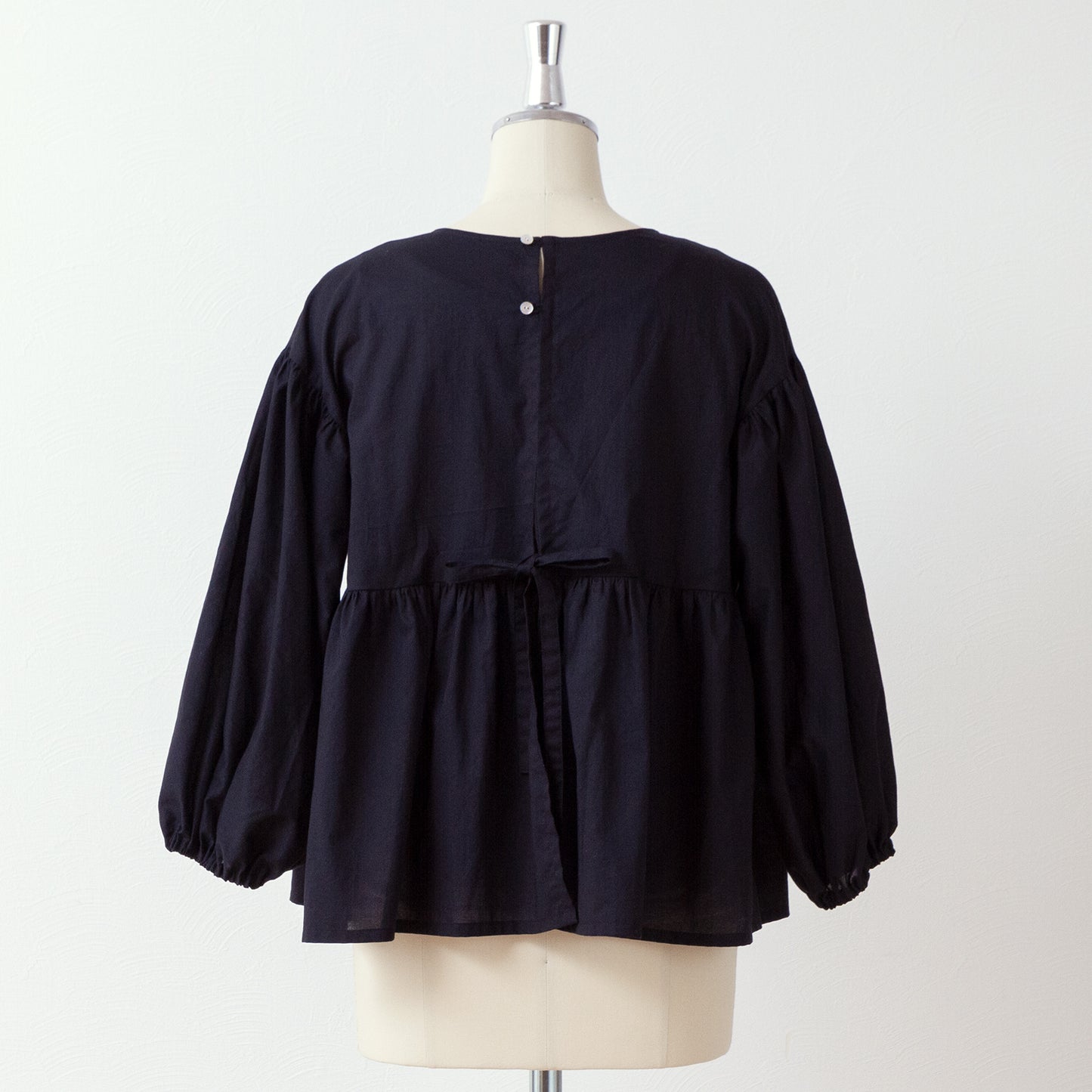 A cute and mature tiered 2-way blouse with plenty of gathers / Black