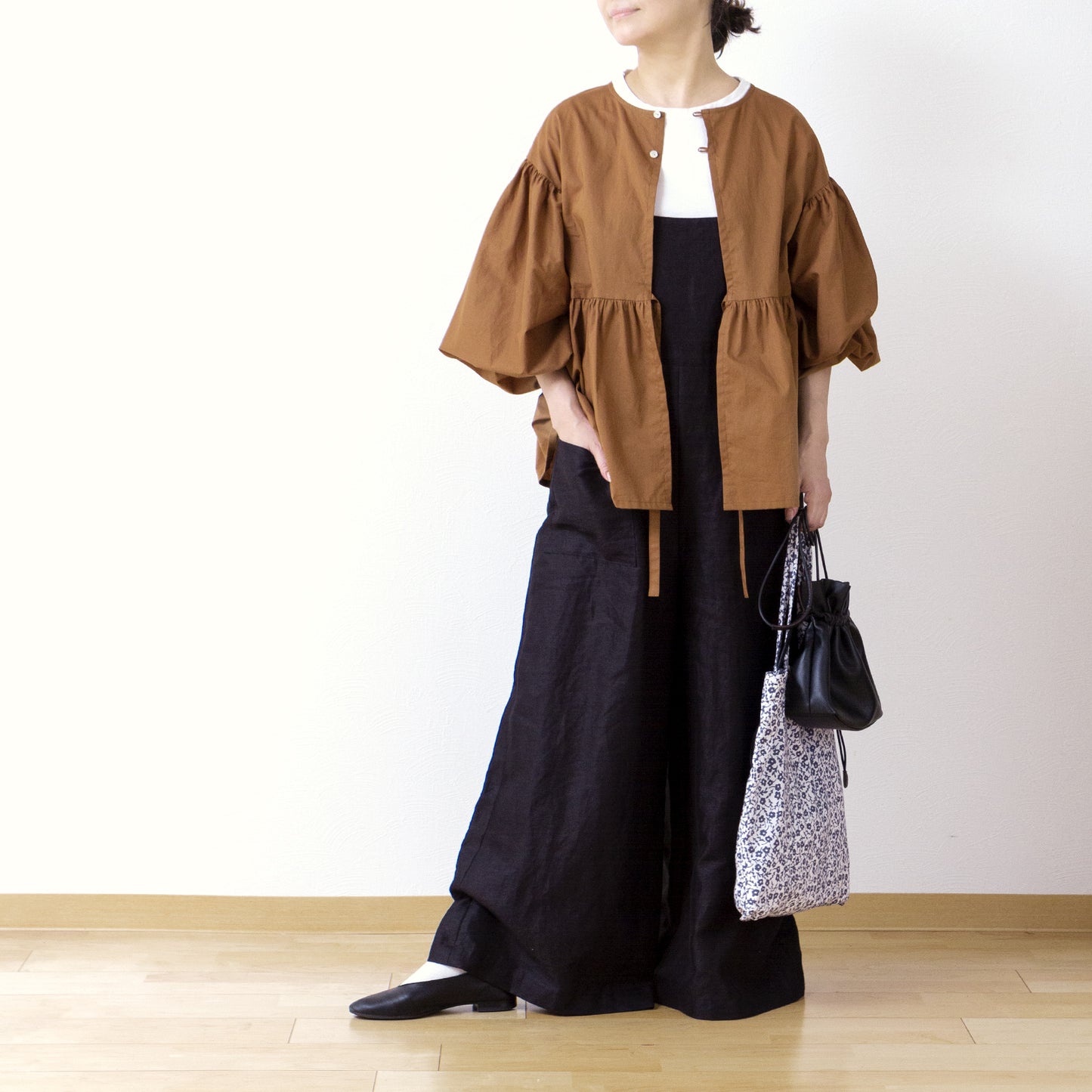 A cute and mature tiered 2-way blouse with plenty of gathers / camel