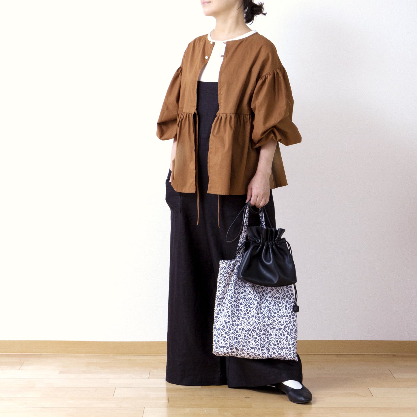 A cute and mature tiered 2-way blouse with plenty of gathers / camel