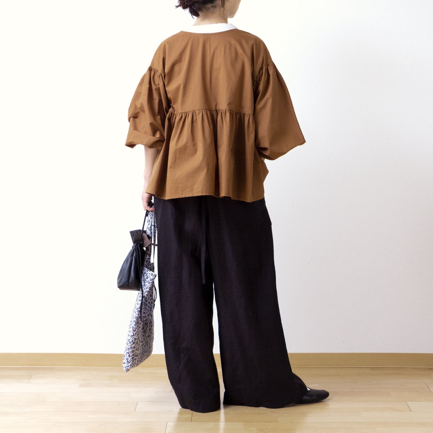 A cute and mature tiered 2-way blouse with plenty of gathers / camel