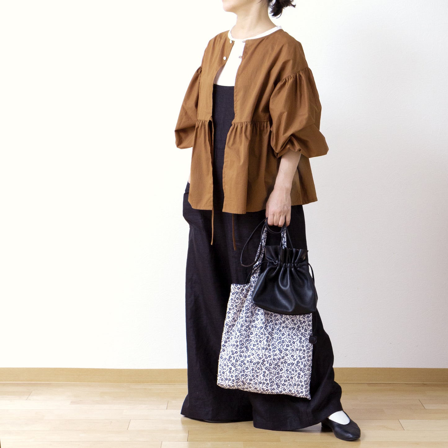 A cute and mature tiered 2-way blouse with plenty of gathers / camel