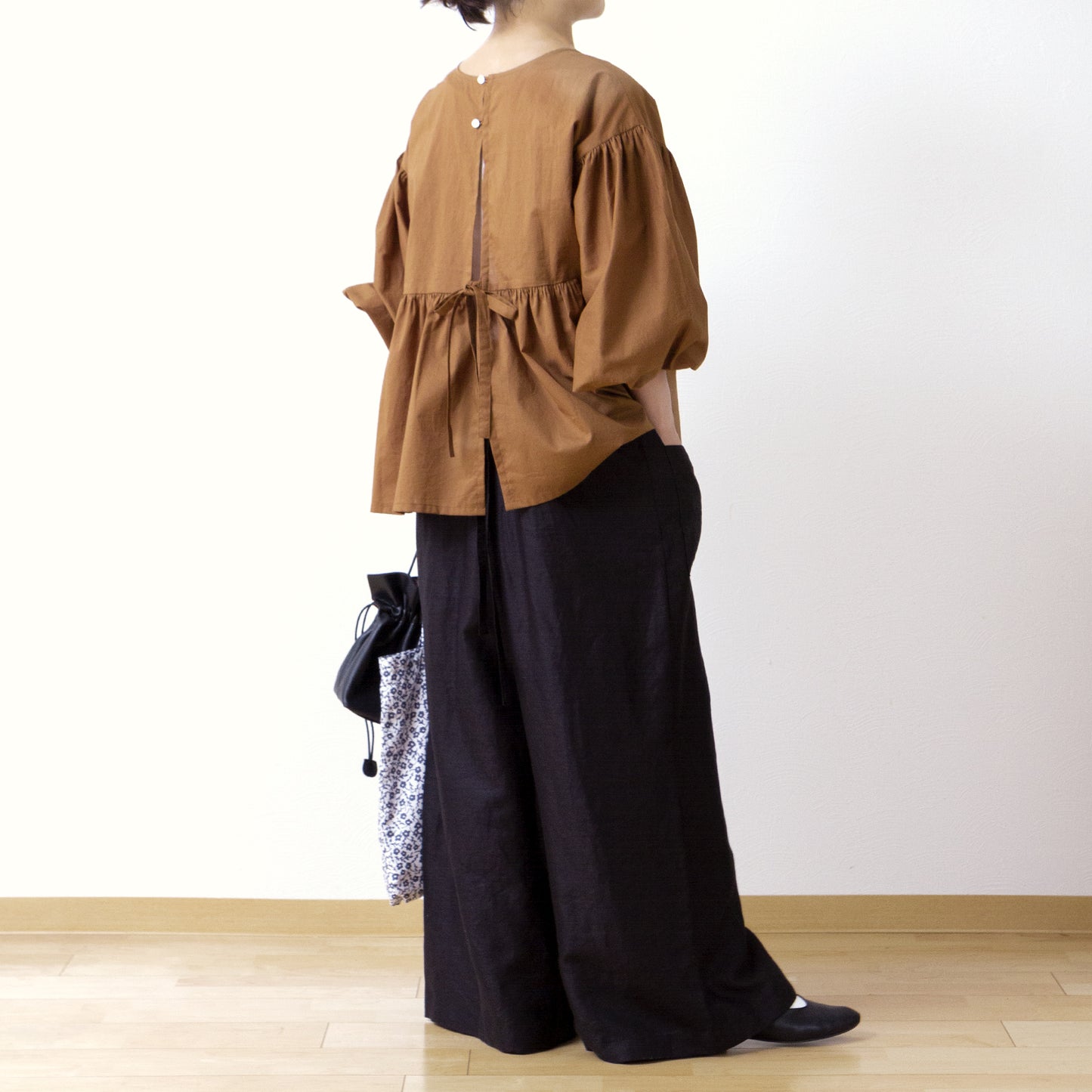 A cute and mature tiered 2-way blouse with plenty of gathers / camel