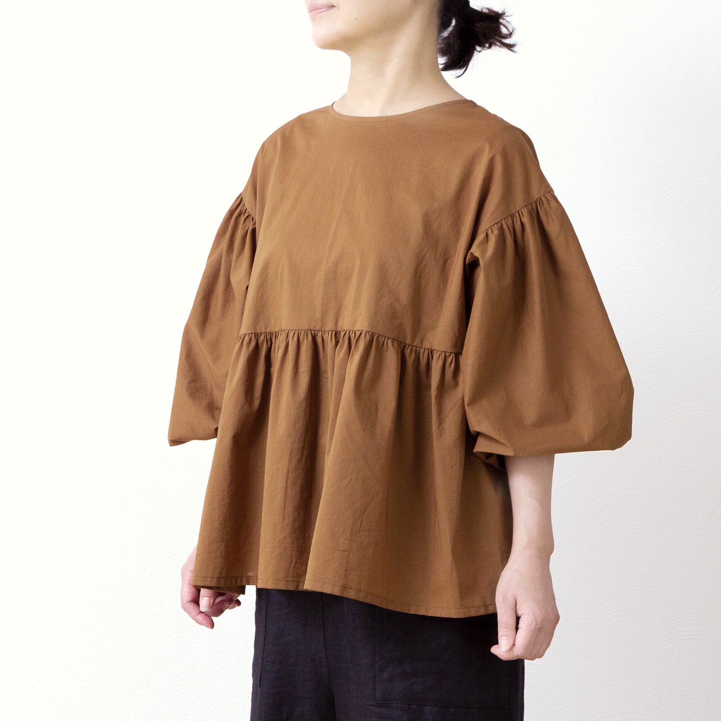 A cute and mature tiered 2-way blouse with plenty of gathers / camel