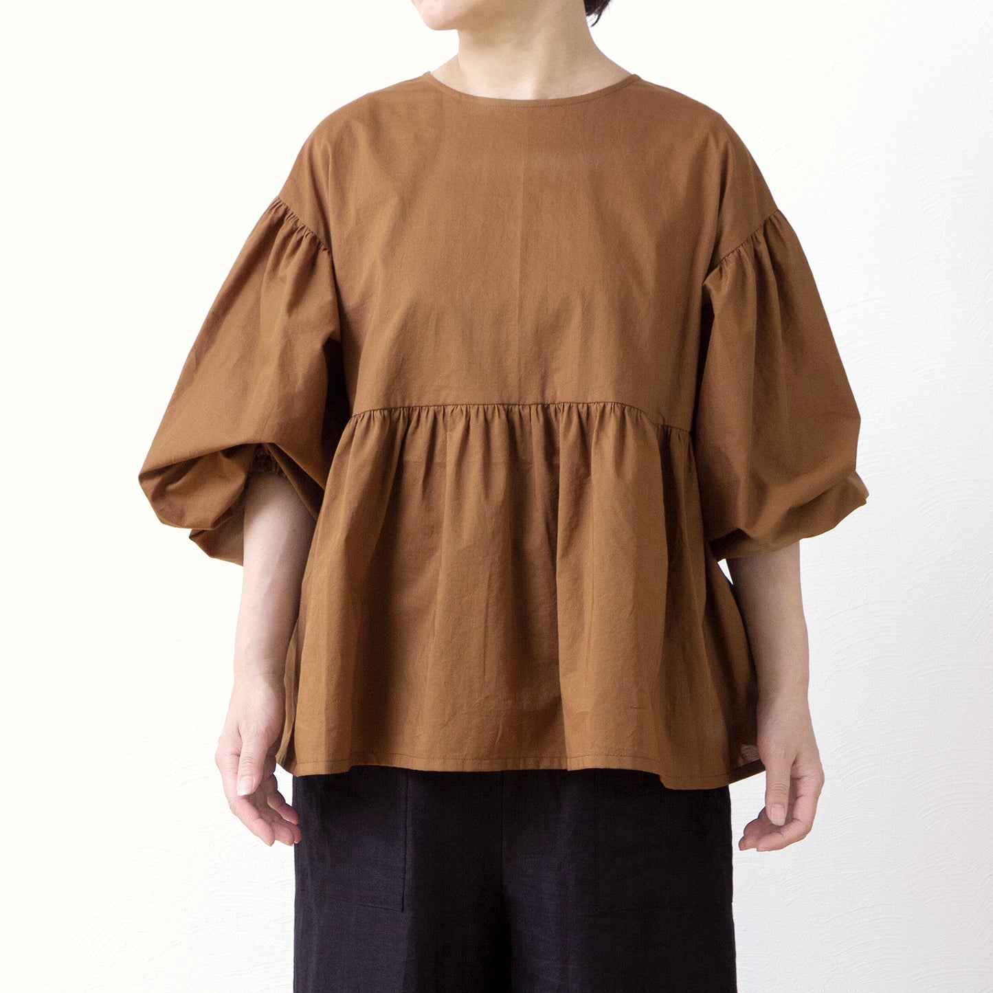 A cute and mature tiered 2-way blouse with plenty of gathers / camel