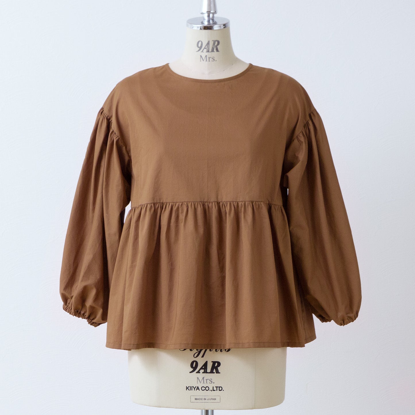 A cute and mature tiered 2-way blouse with plenty of gathers / camel