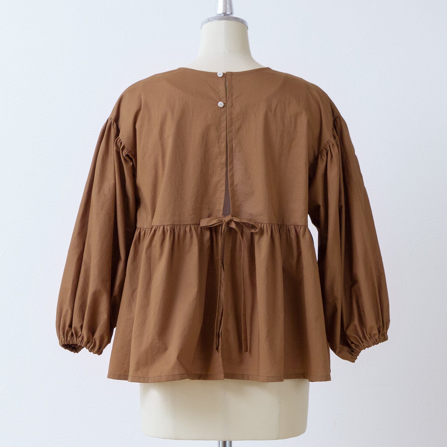 A cute and mature tiered 2-way blouse with plenty of gathers / camel