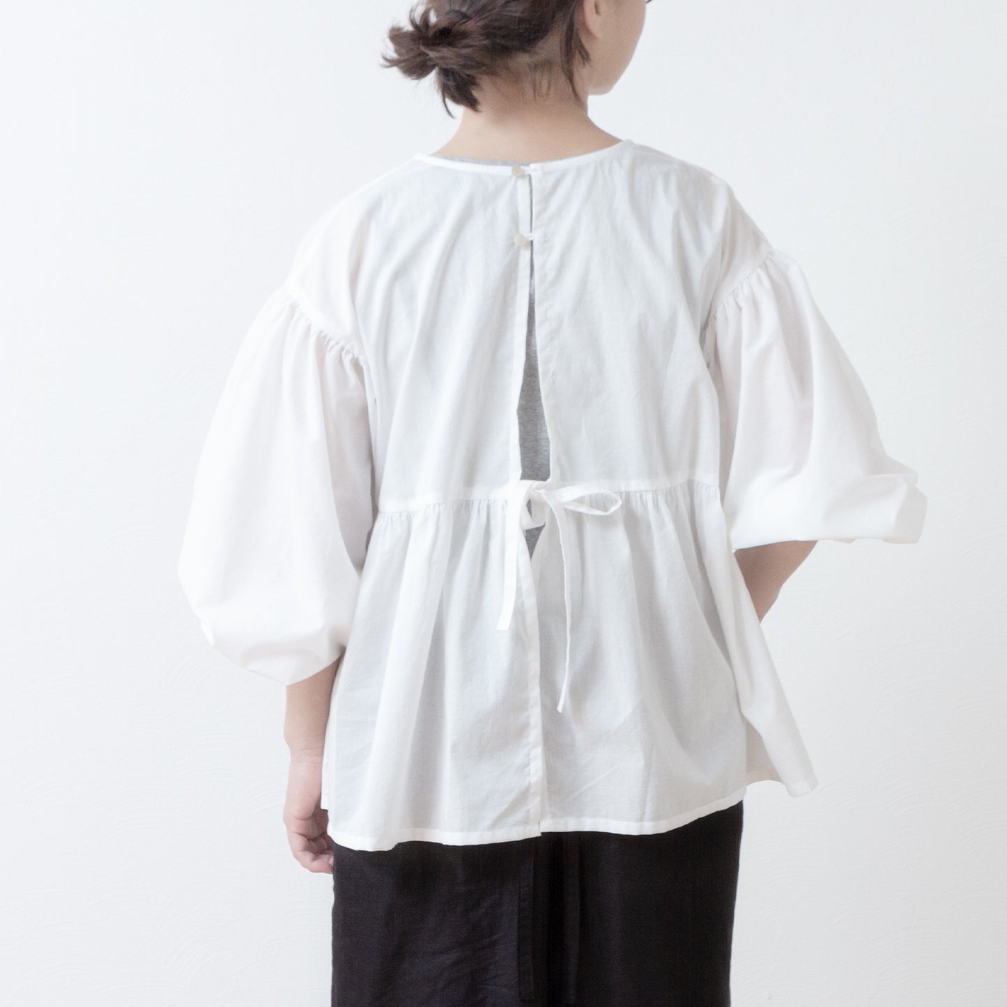 A cute and mature tiered 2-way blouse with plenty of gathers / off-white