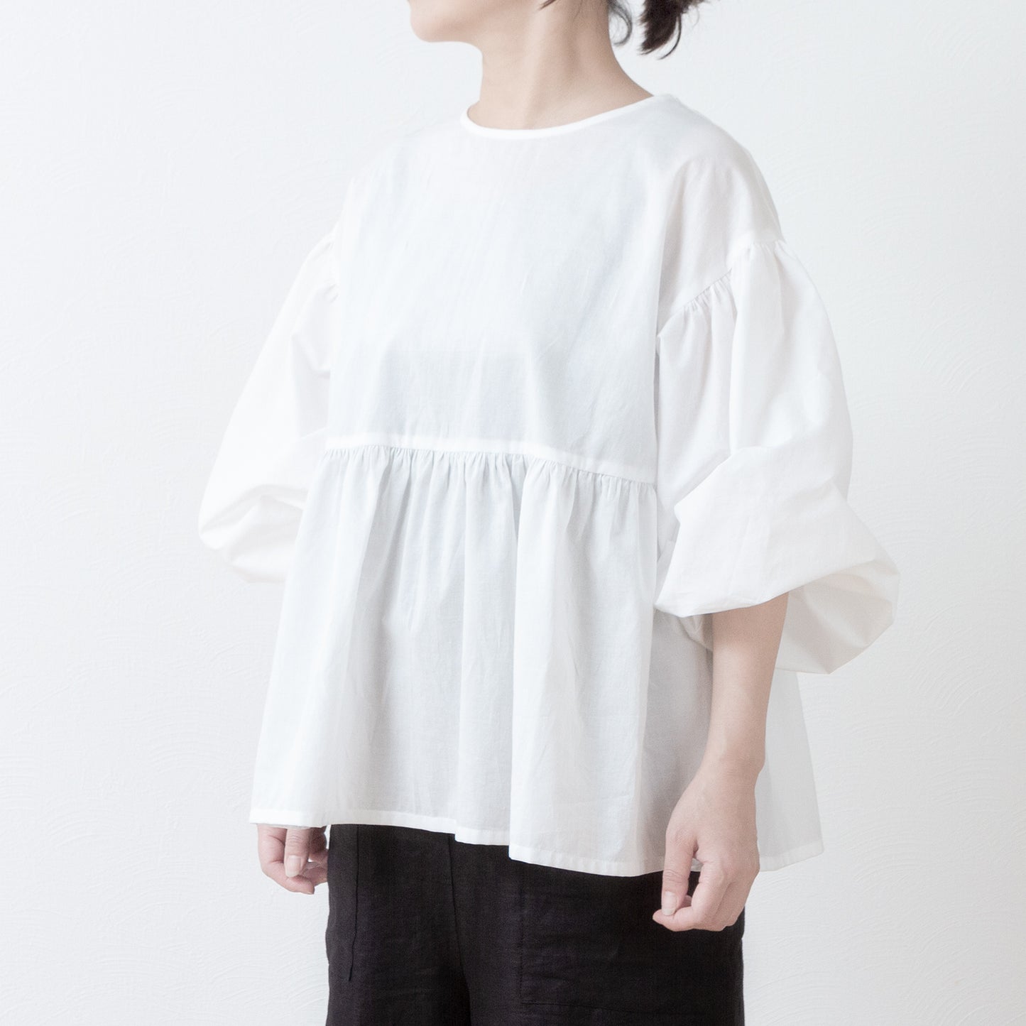 A cute and mature tiered 2-way blouse with plenty of gathers / off-white