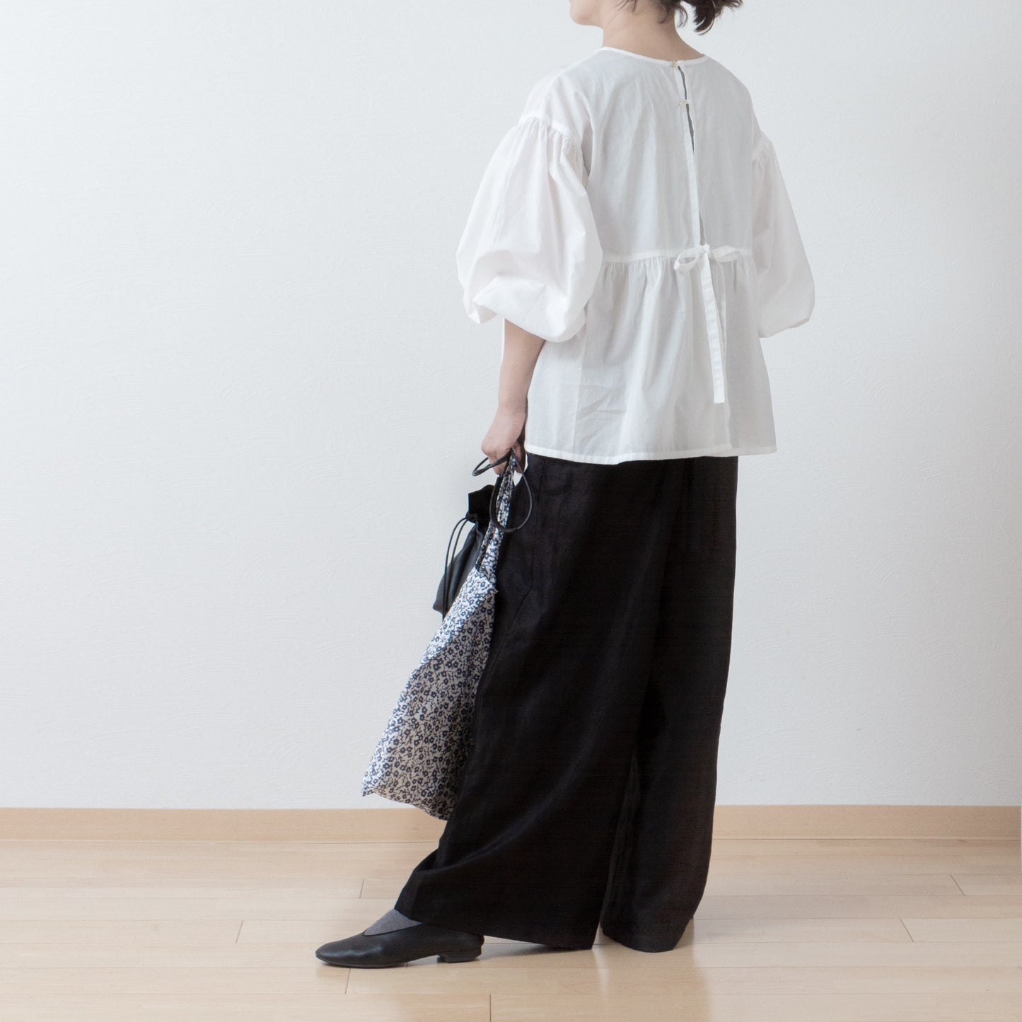 A cute and mature tiered 2-way blouse with plenty of gathers / off-white