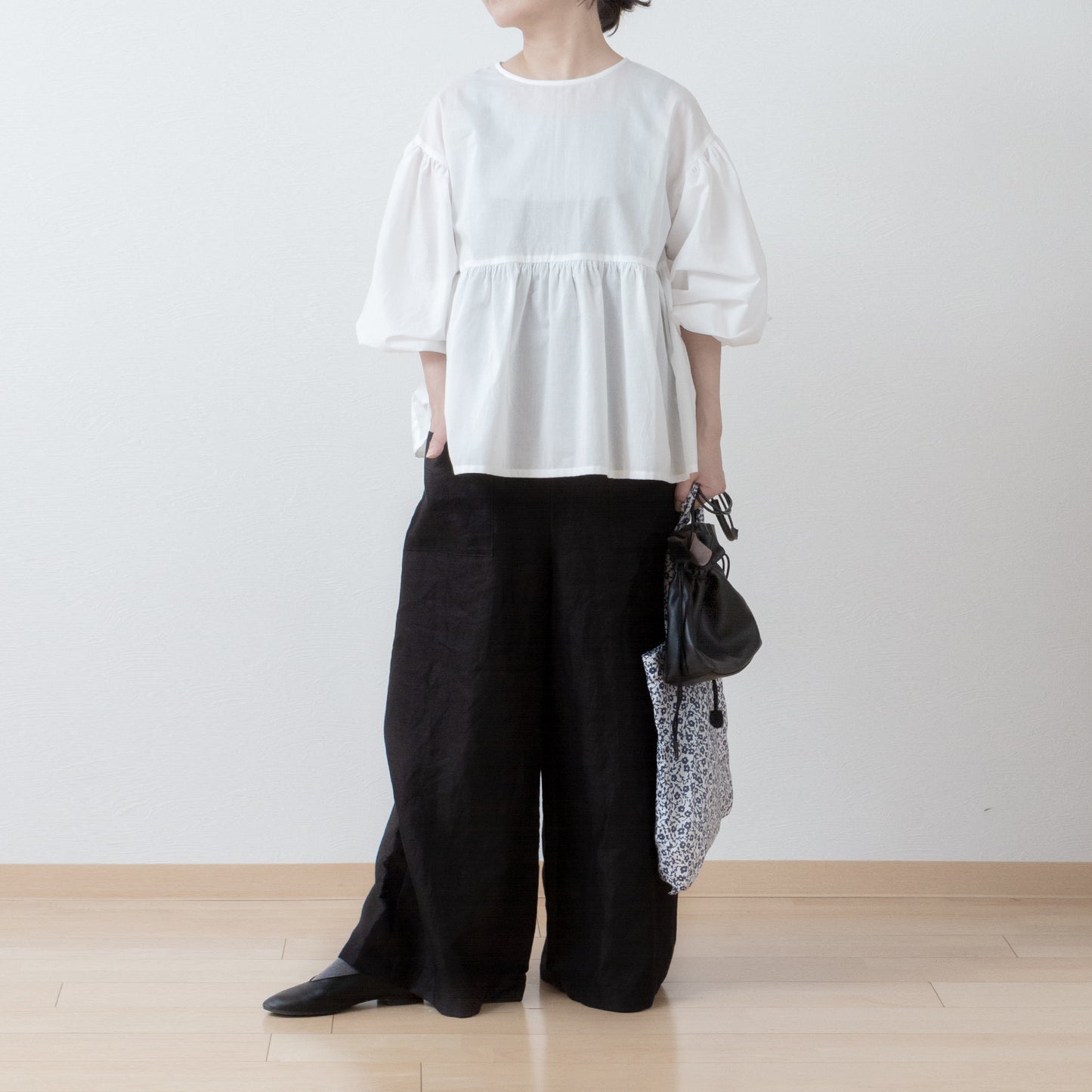 A cute and mature tiered 2-way blouse with plenty of gathers / off-white