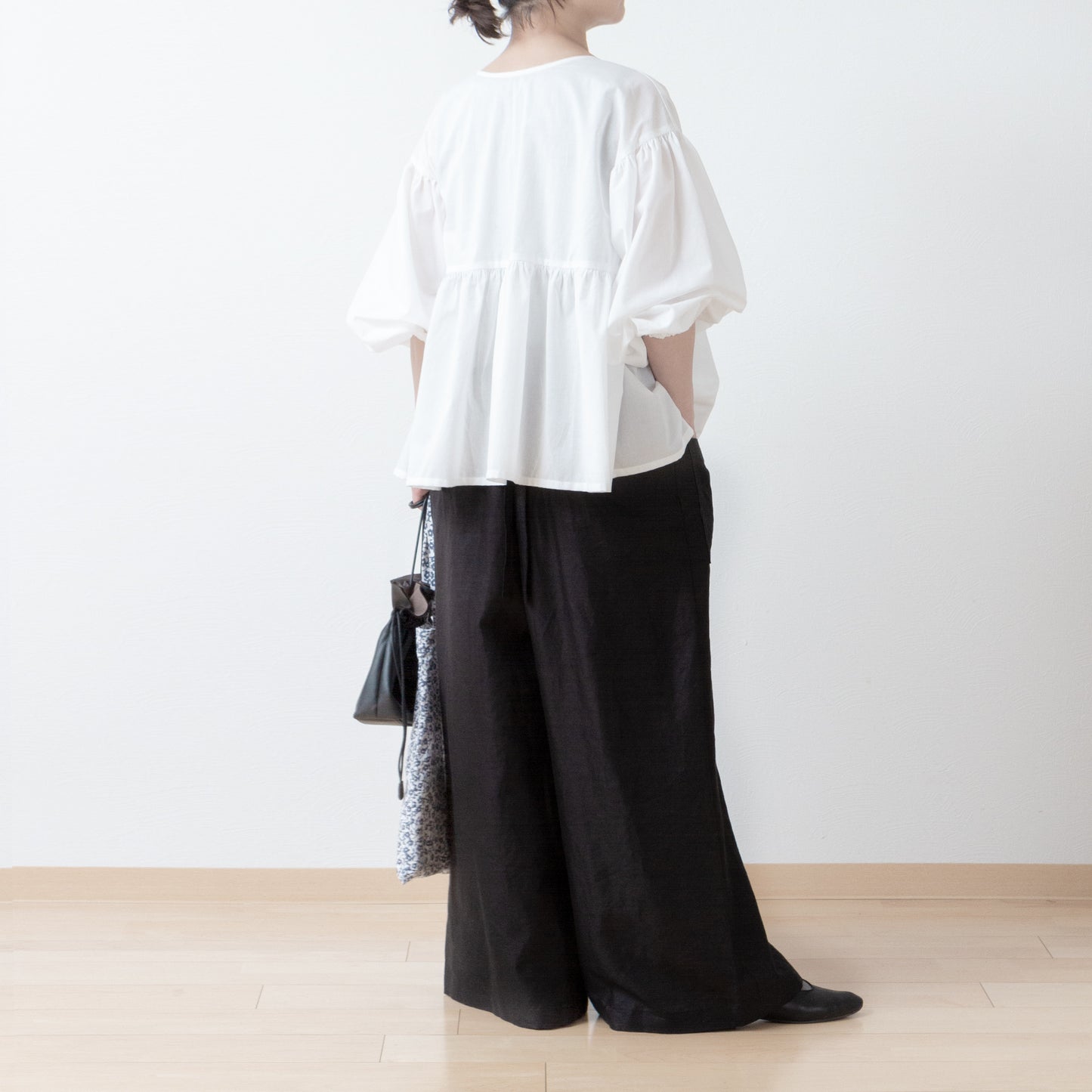 A cute and mature tiered 2-way blouse with plenty of gathers / off-white
