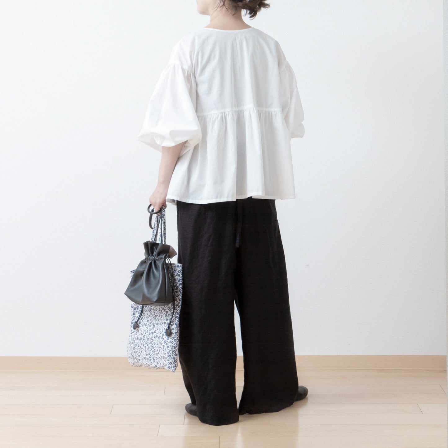 A cute and mature tiered 2-way blouse with plenty of gathers / off-white