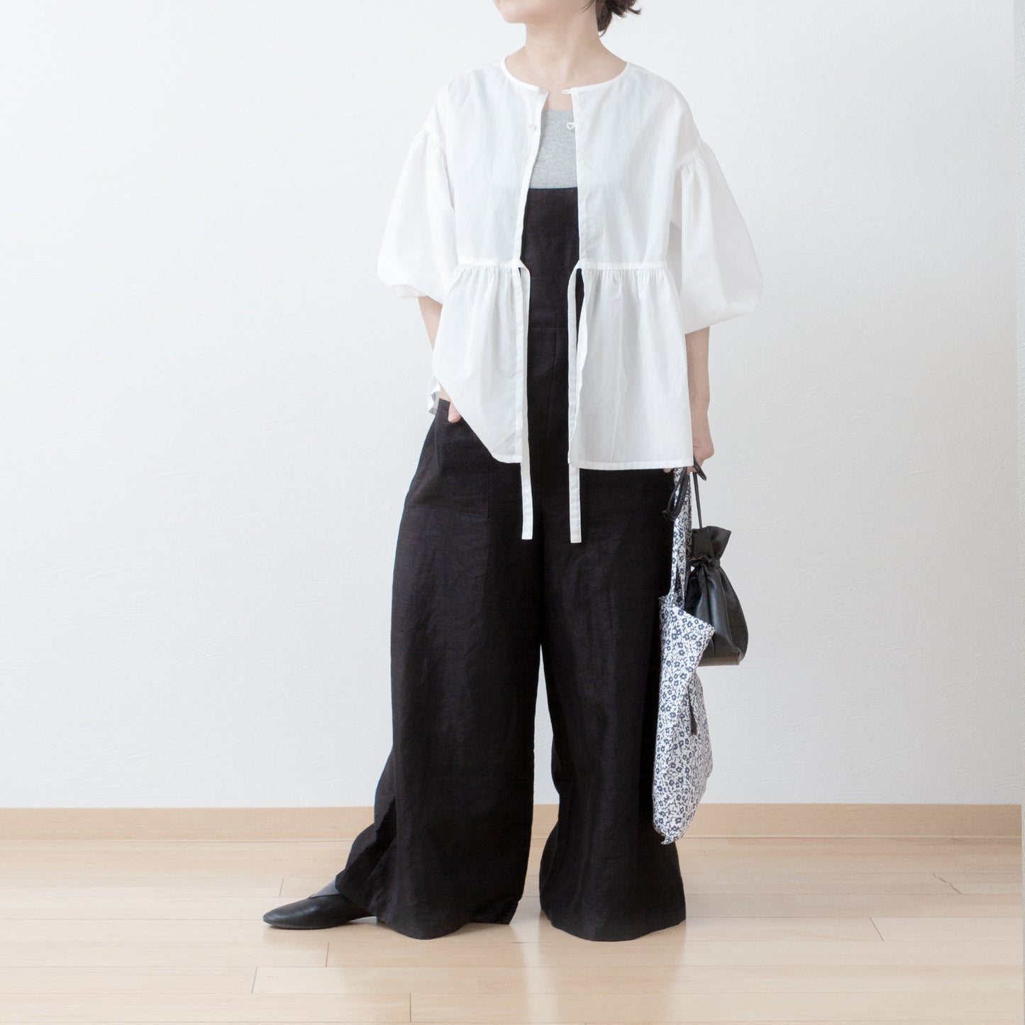 A cute and mature tiered 2-way blouse with plenty of gathers / off-white