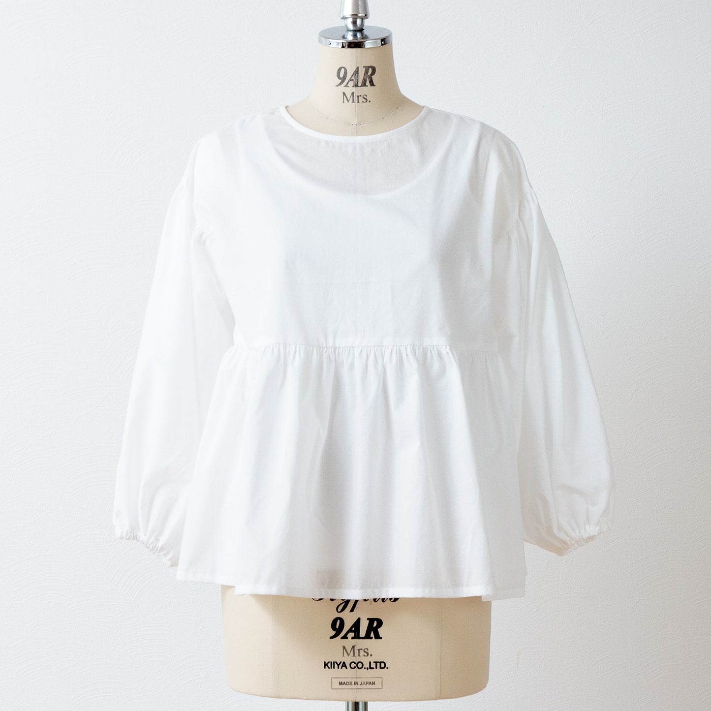 A cute and mature tiered 2-way blouse with plenty of gathers / off-white
