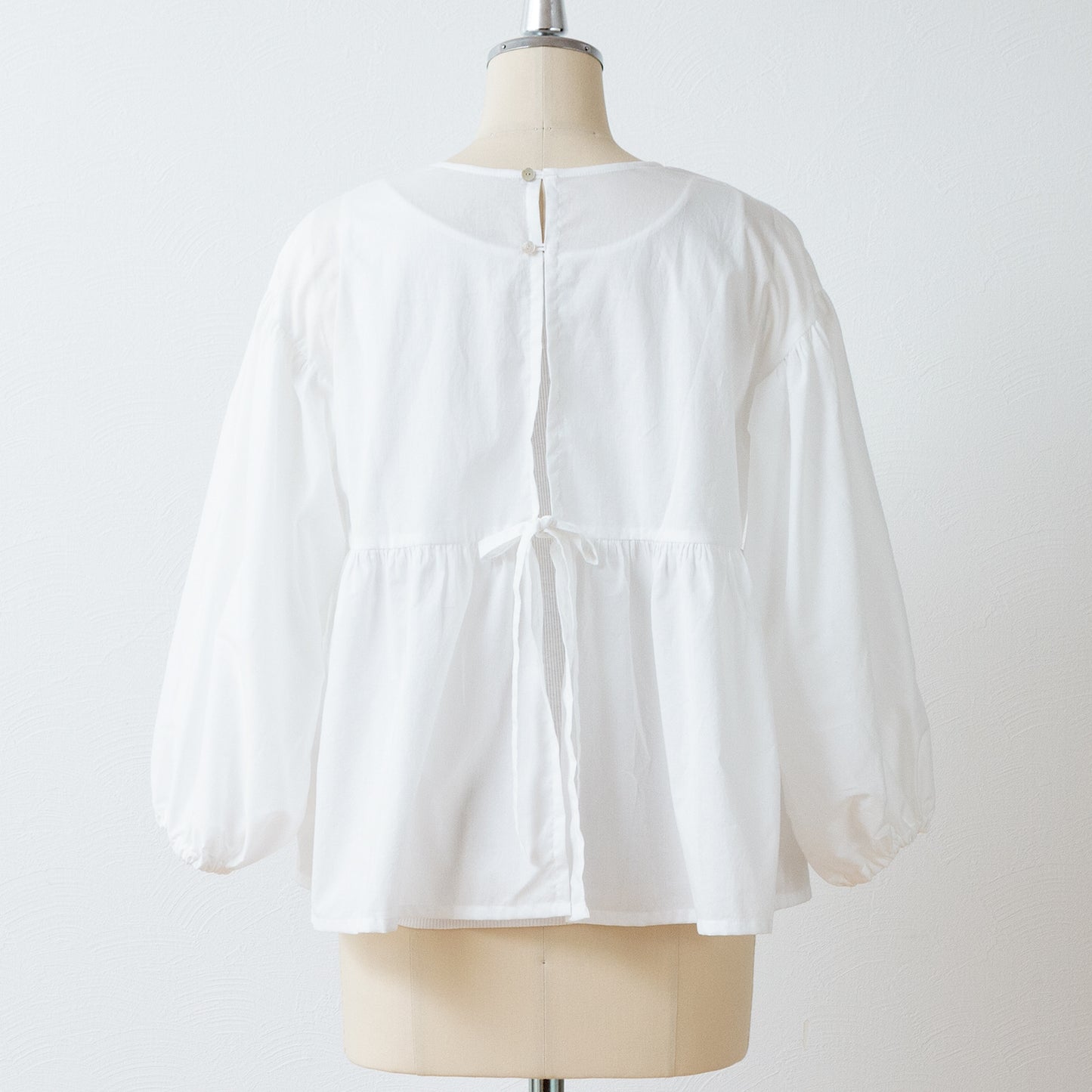 A cute and mature tiered 2-way blouse with plenty of gathers / off-white