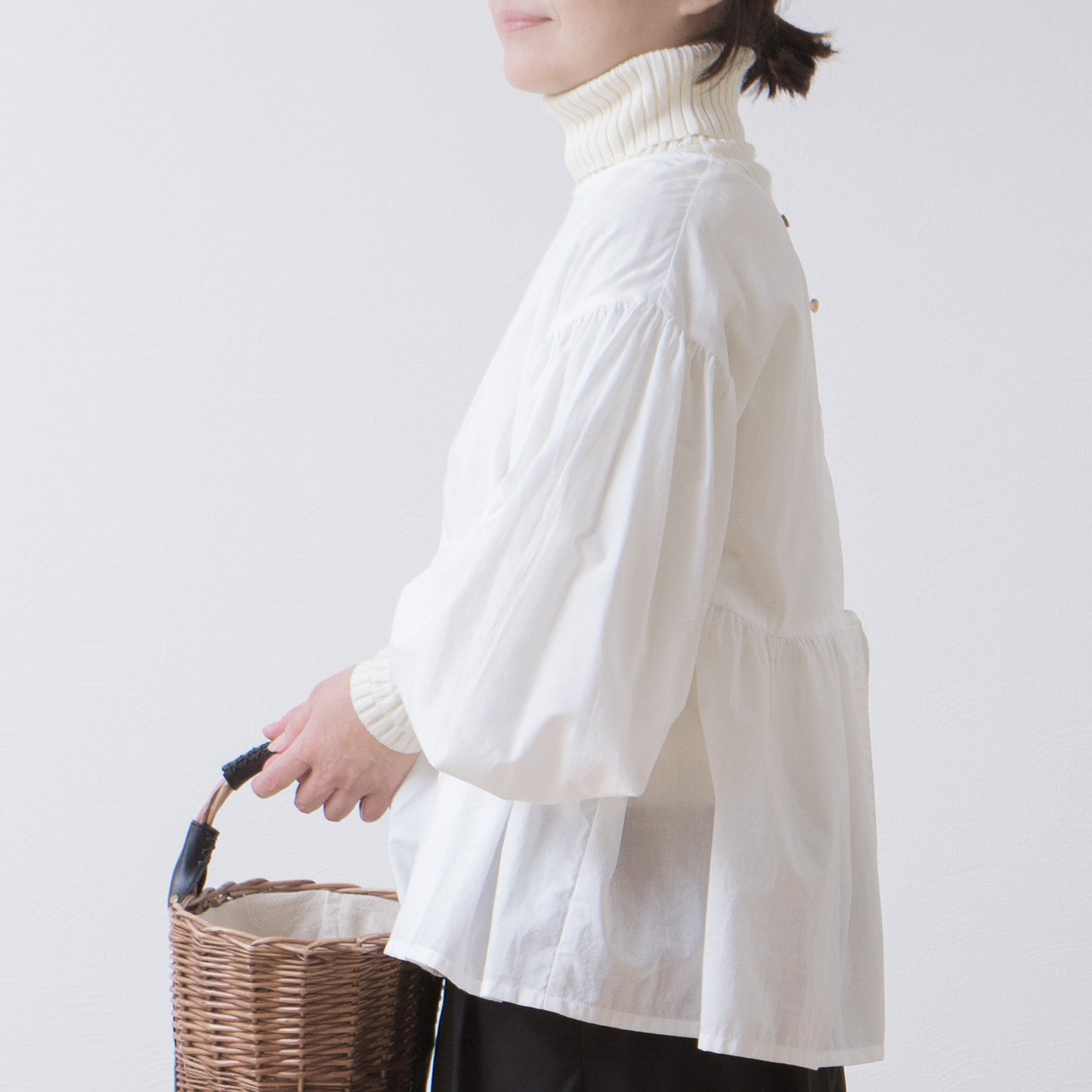 A cute and mature tiered 2-way blouse with plenty of gathers / off-white