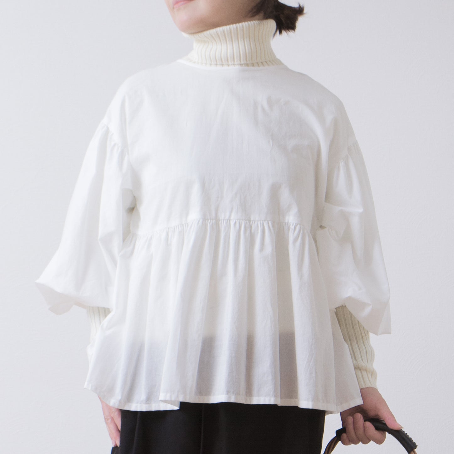 A cute and mature tiered 2-way blouse with plenty of gathers / off-white