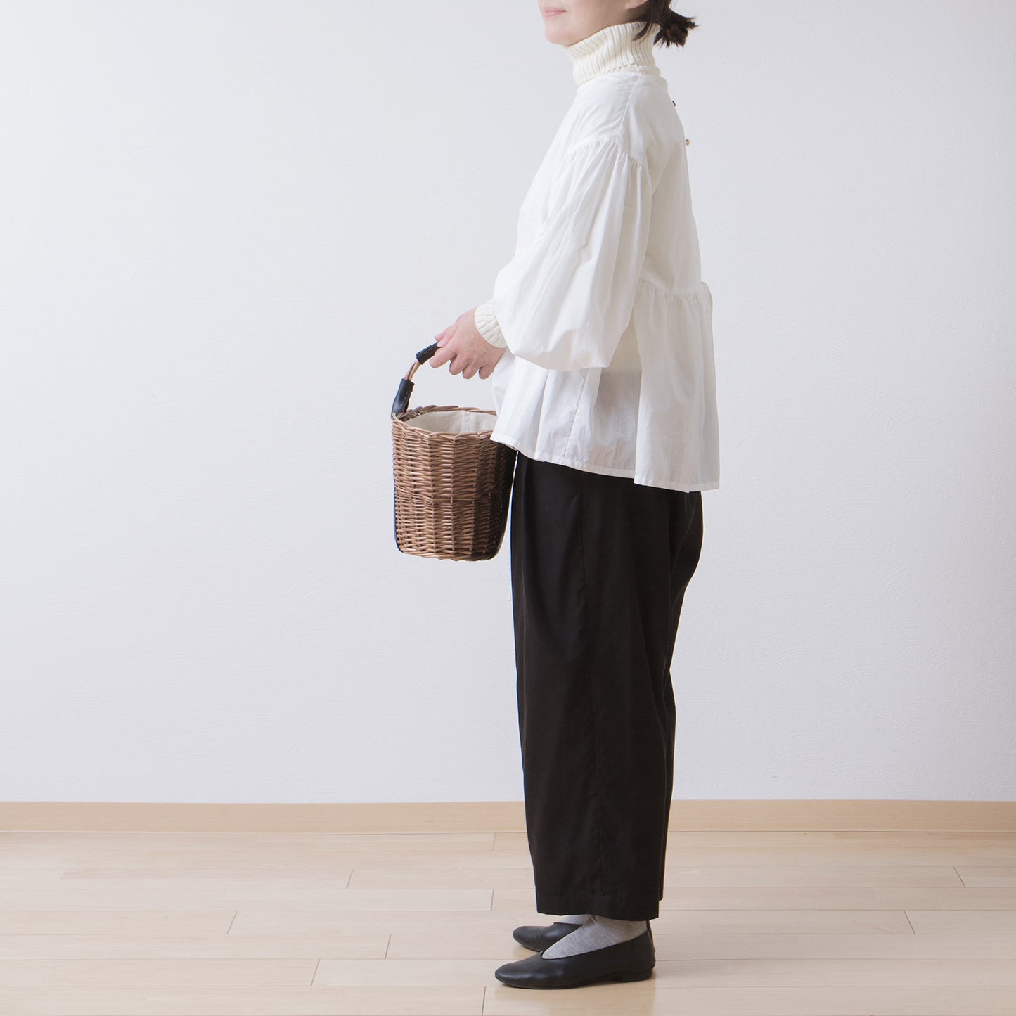 A cute and mature tiered 2-way blouse with plenty of gathers / off-white