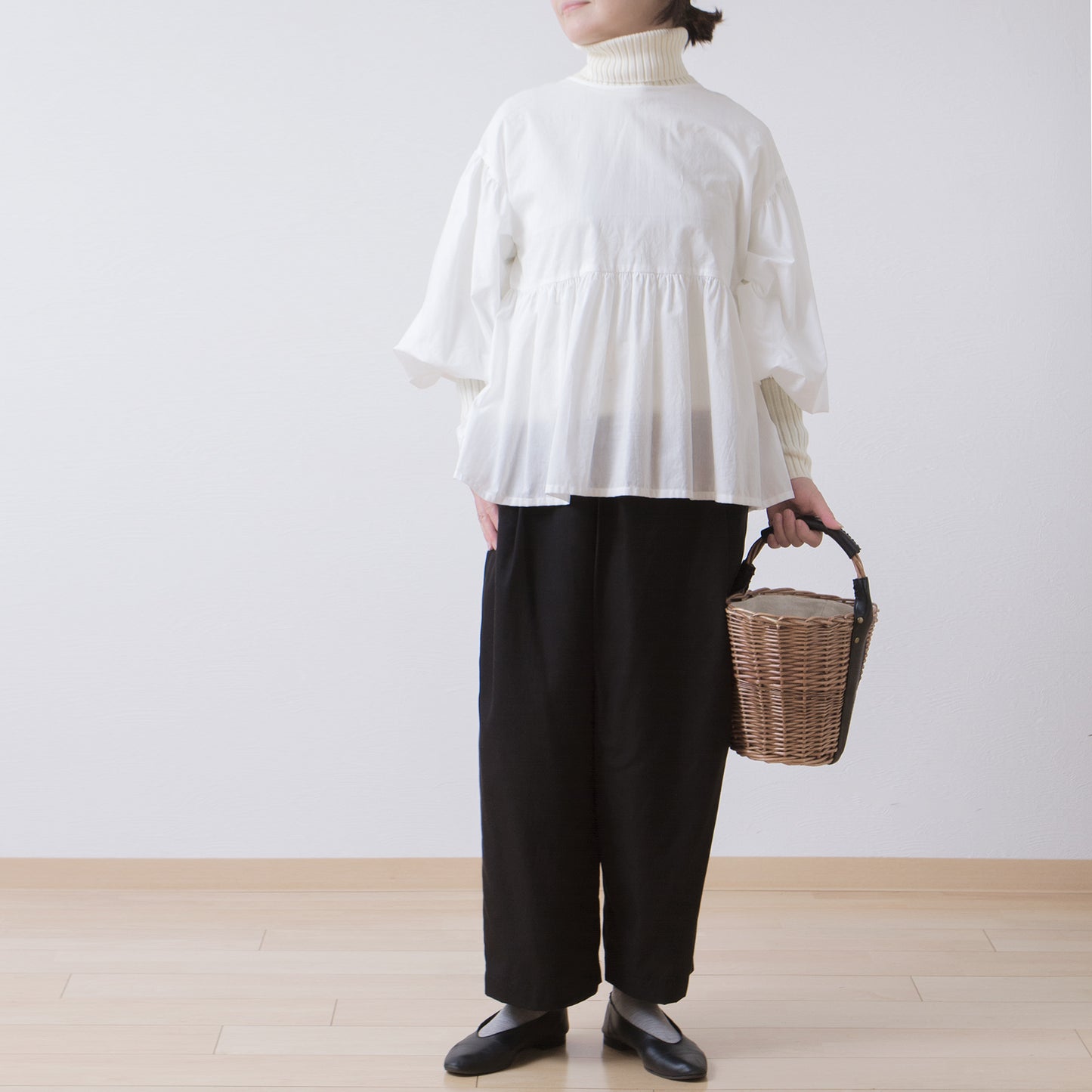 A cute and mature tiered 2-way blouse with plenty of gathers / off-white