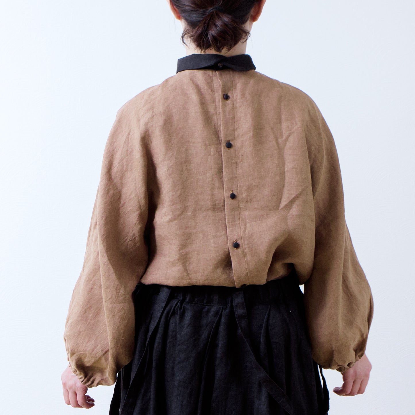 牧師領優雅可愛,適合成人穿著。後背扣,寬袖法式亞麻襯衫,3/4袖/駝色牧師領