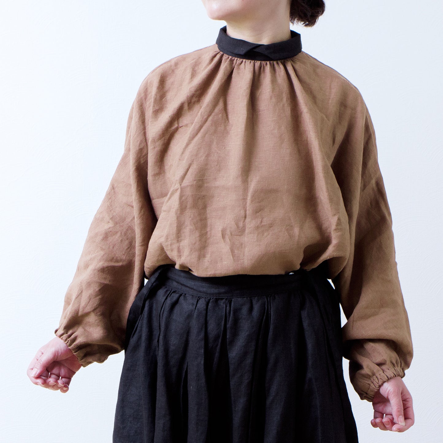 牧師領優雅可愛,適合成人穿著。後背扣,寬袖法式亞麻襯衫,3/4袖/駝色牧師領