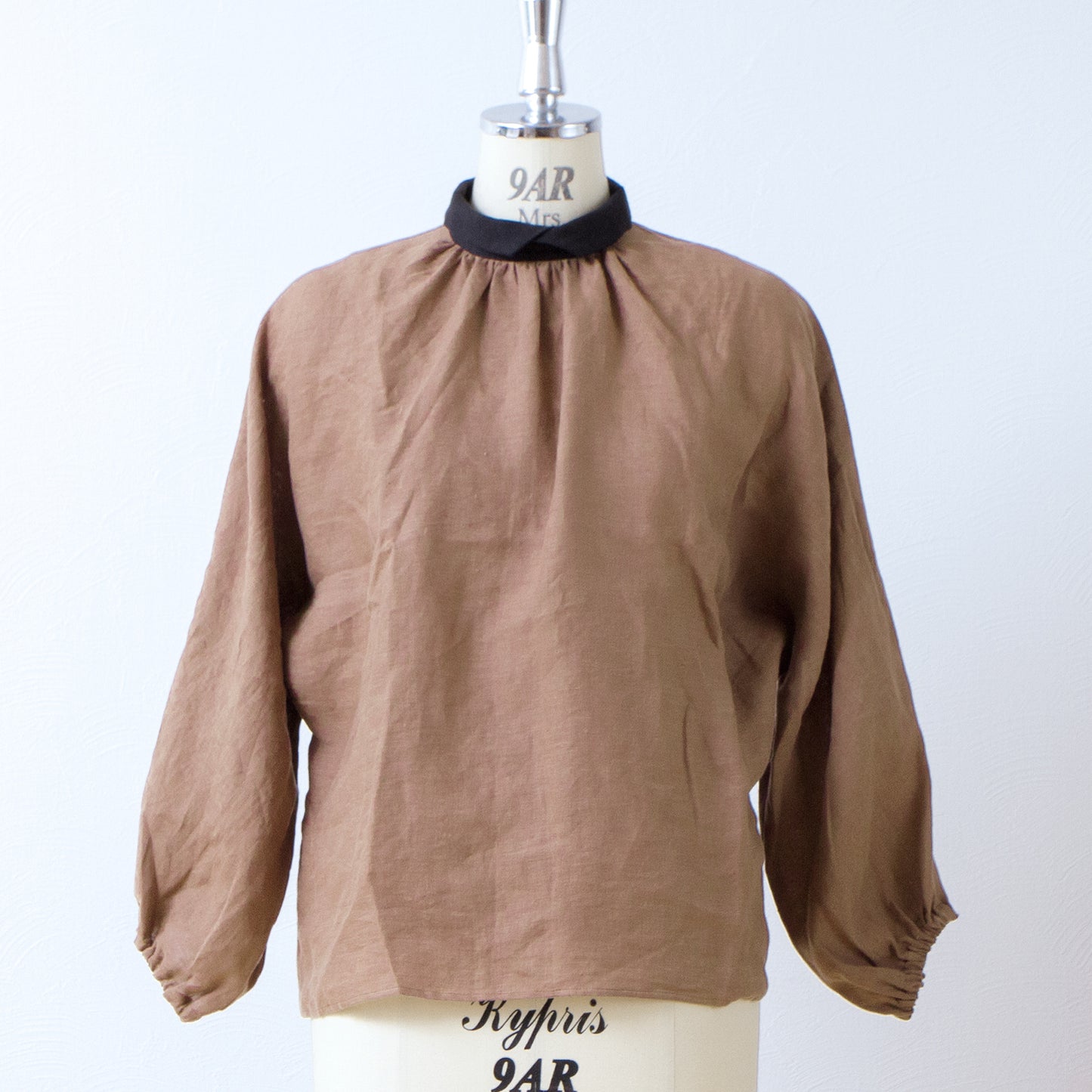 牧師領優雅可愛,適合成人穿著。後背扣,寬袖法式亞麻襯衫,3/4袖/駝色牧師領