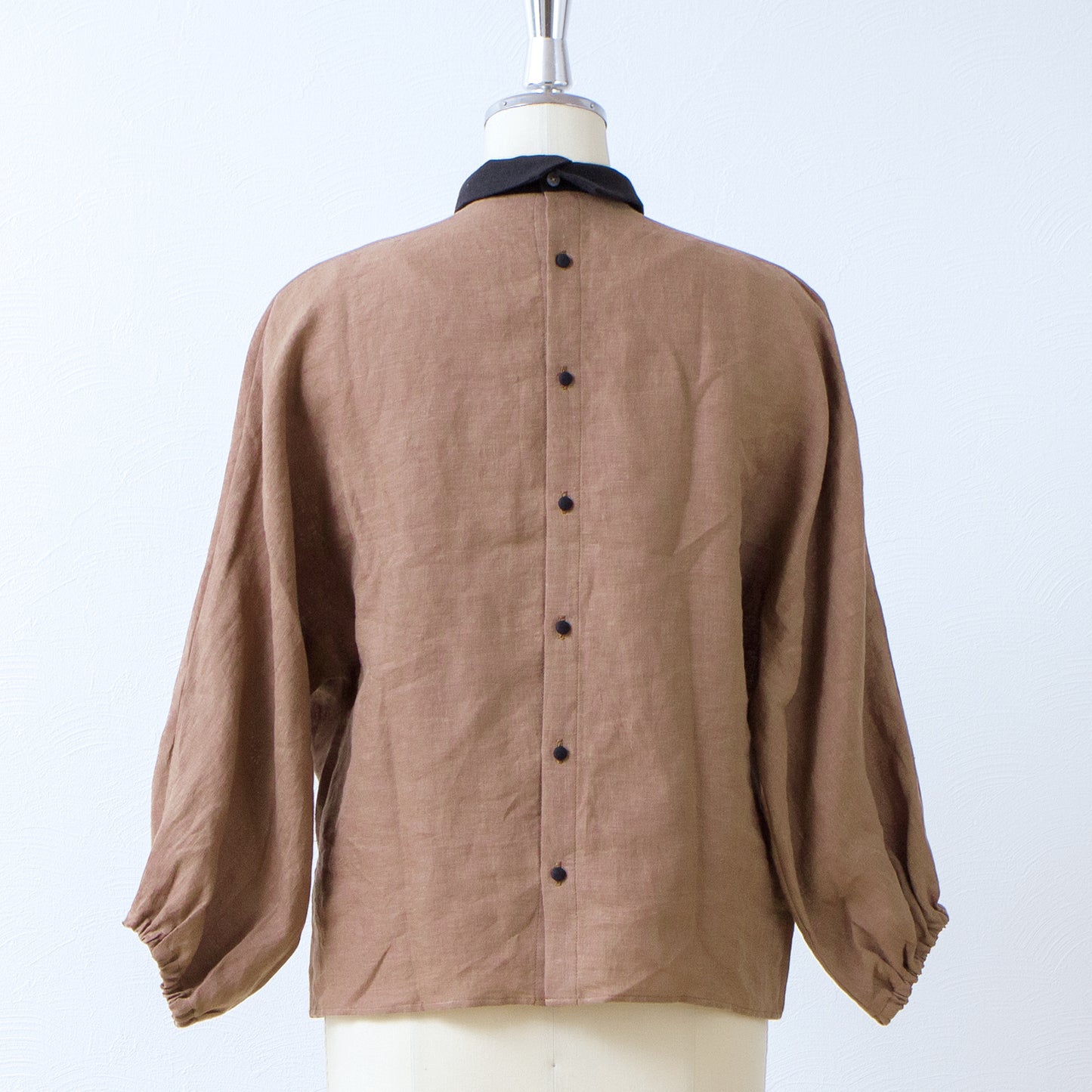 牧師領優雅可愛,適合成人穿著。後背扣,寬袖法式亞麻襯衫,3/4袖/駝色牧師領