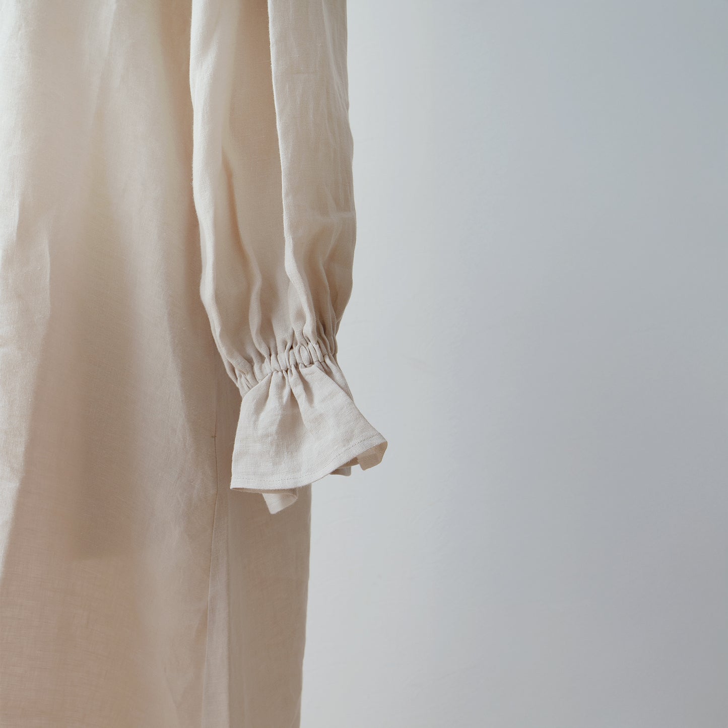 Yoke layer gathered sleeve linen dress/gray