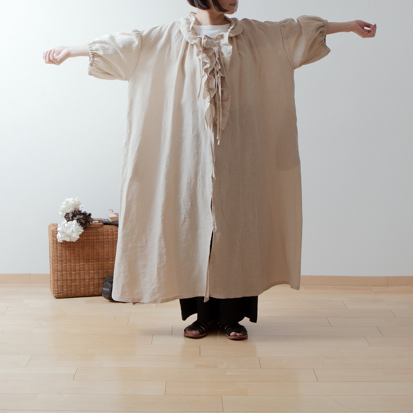 Yoke Layer Gathered Sleeve Linen Dress/Black