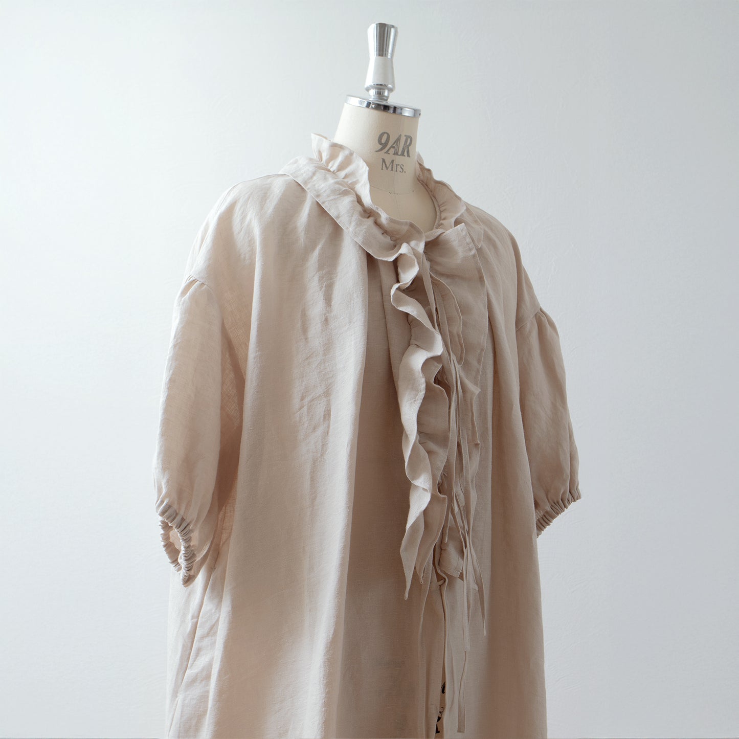 Yoke Layer Gathered Sleeve Linen Dress/Black