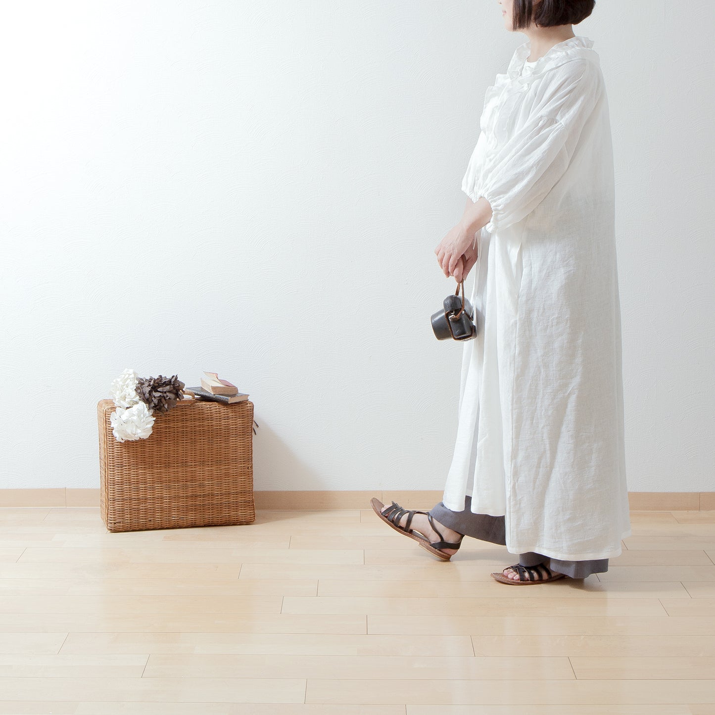 Yoke Layer Gathered Sleeve Linen Dress/Black