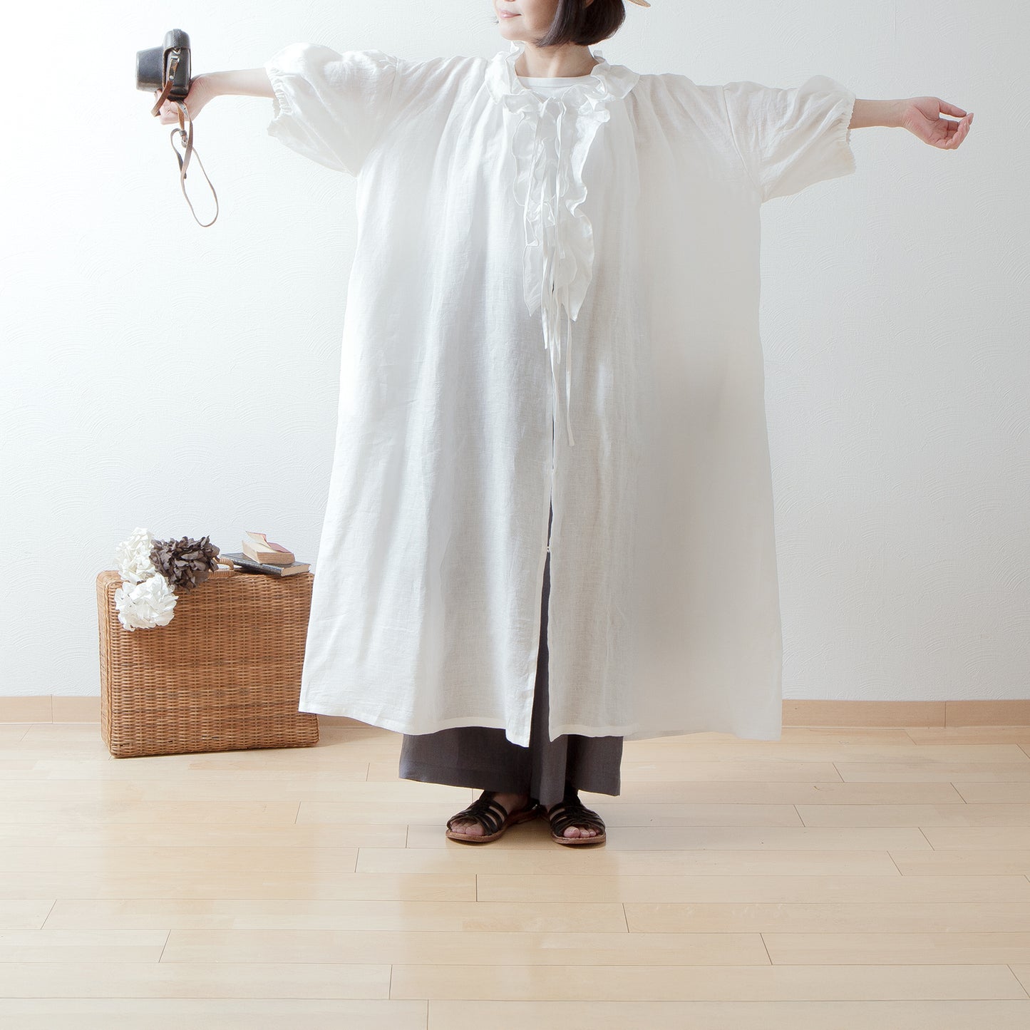 Yoke Layer Gathered Sleeve Linen Dress/Black