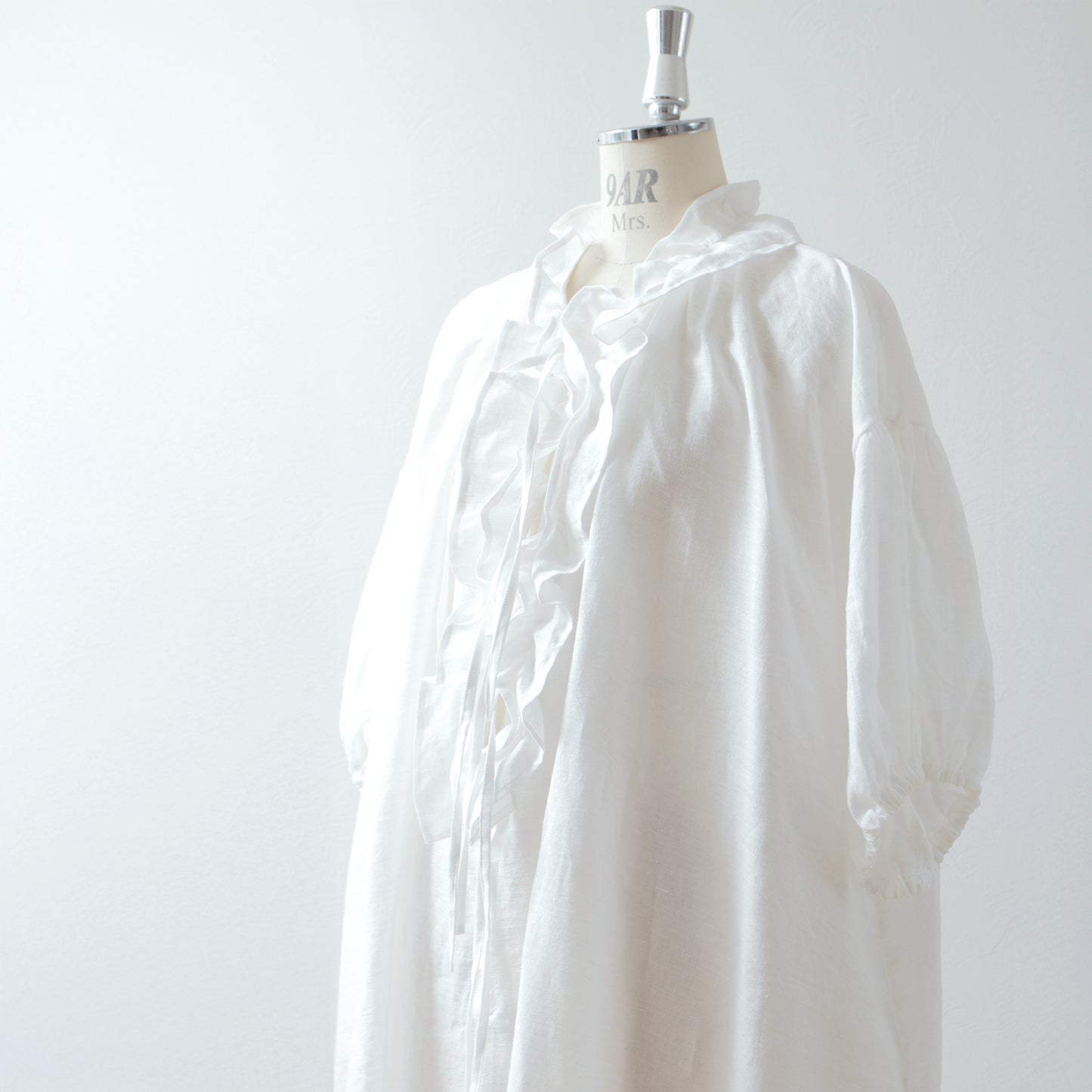 Yoke Layer Gathered Sleeve Linen Dress/Black