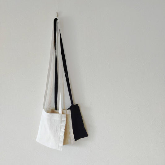 亞麻手拿包,飾有褶邊和珠飾