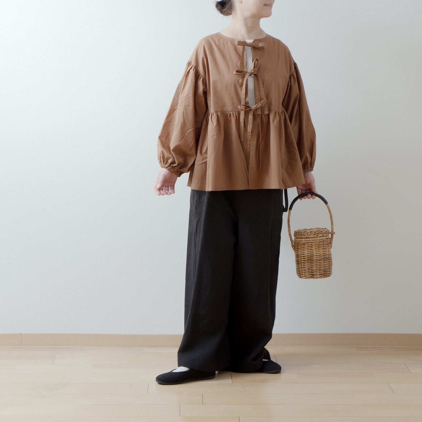 Tiered 2-Way Blouse with an Adult-Cute Ribbon Tie at the Back / Camel