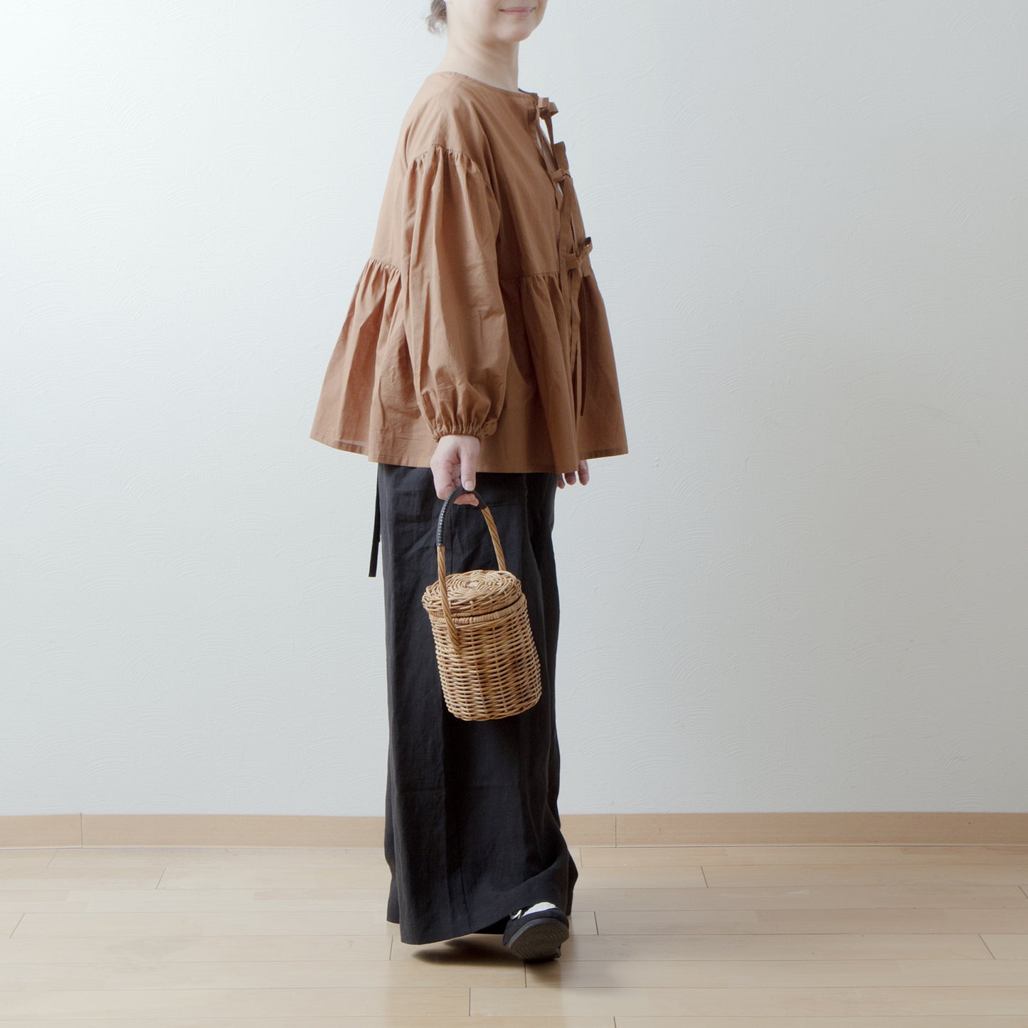 Tiered 2-Way Blouse with an Adult-Cute Ribbon Tie at the Back / Camel