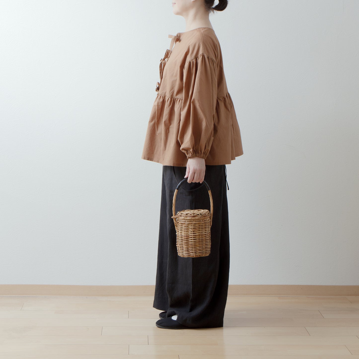 Tiered 2-Way Blouse with an Adult-Cute Ribbon Tie at the Back / Camel