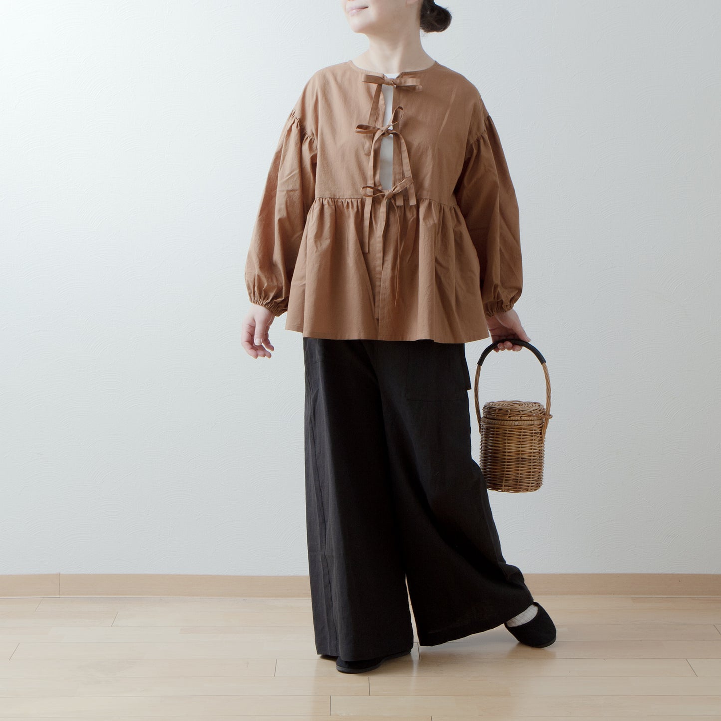 Tiered 2-Way Blouse with an Adult-Cute Ribbon Tie at the Back / Camel