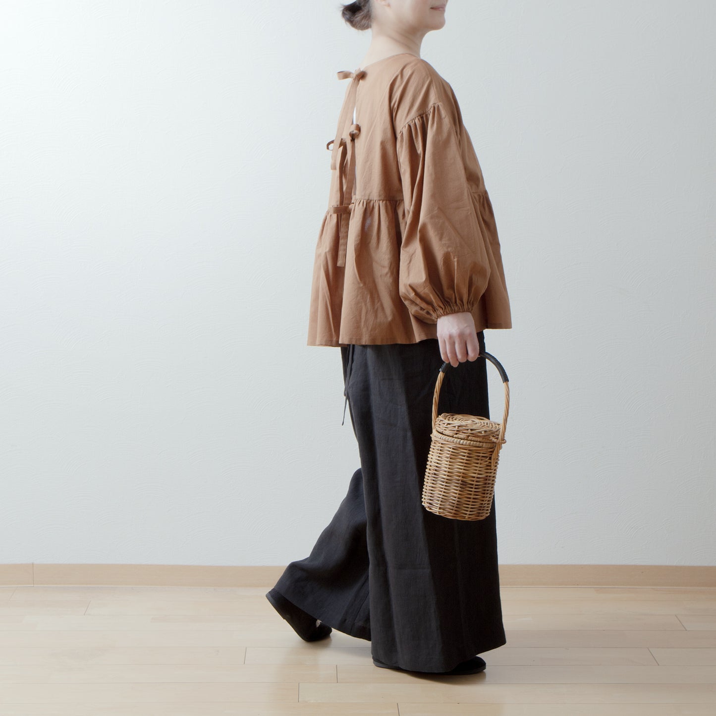 Tiered 2-Way Blouse with an Adult-Cute Ribbon Tie at the Back / Camel