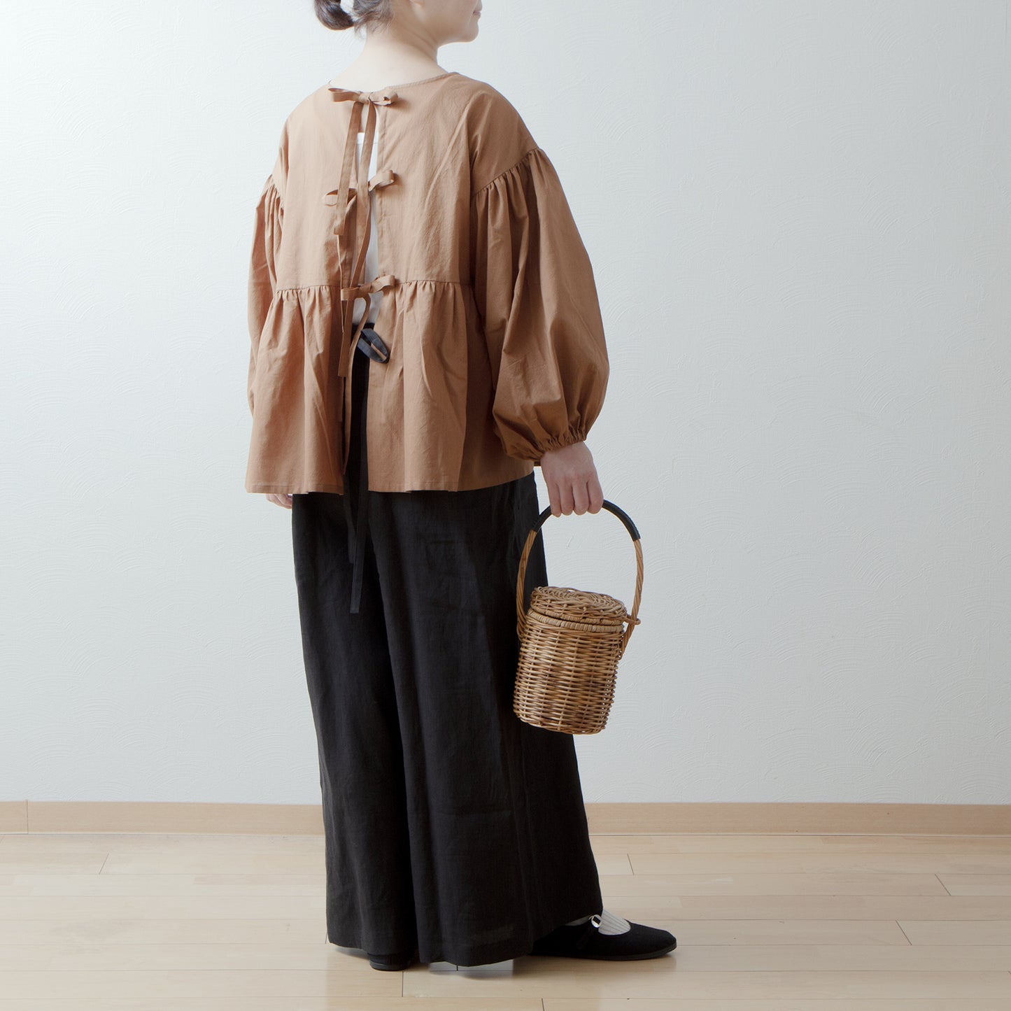 Tiered 2-Way Blouse with an Adult-Cute Ribbon Tie at the Back / Camel