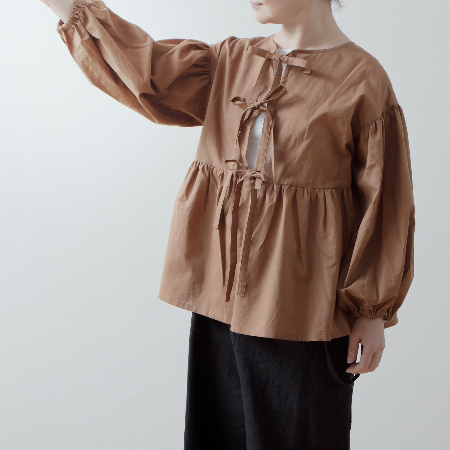 Tiered 2-Way Blouse with an Adult-Cute Ribbon Tie at the Back / Camel