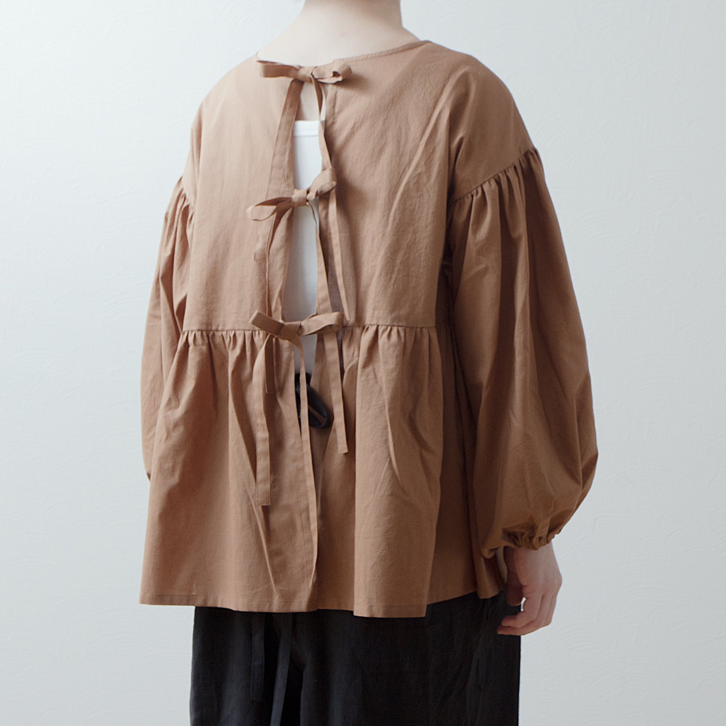 Tiered 2-Way Blouse with an Adult-Cute Ribbon Tie at the Back / Camel