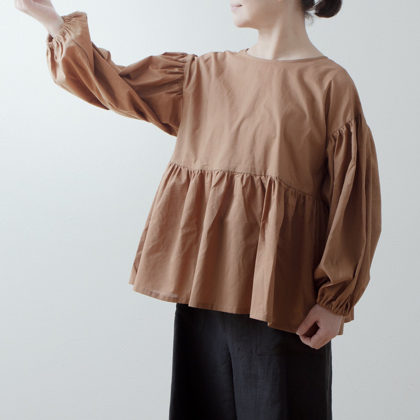 Tiered 2-Way Blouse with an Adult-Cute Ribbon Tie at the Back / Camel