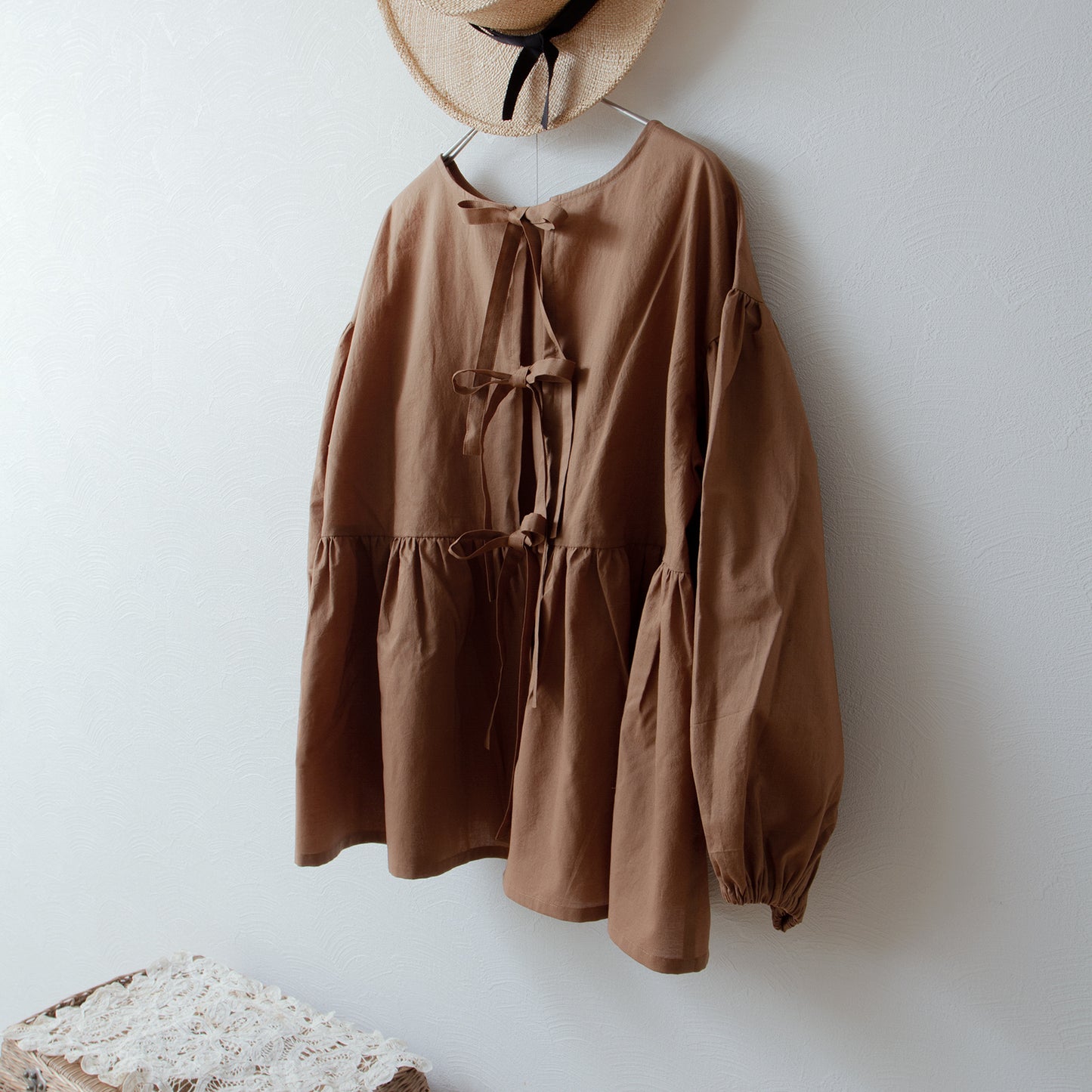 Tiered 2-Way Blouse with an Adult-Cute Ribbon Tie at the Back / Camel