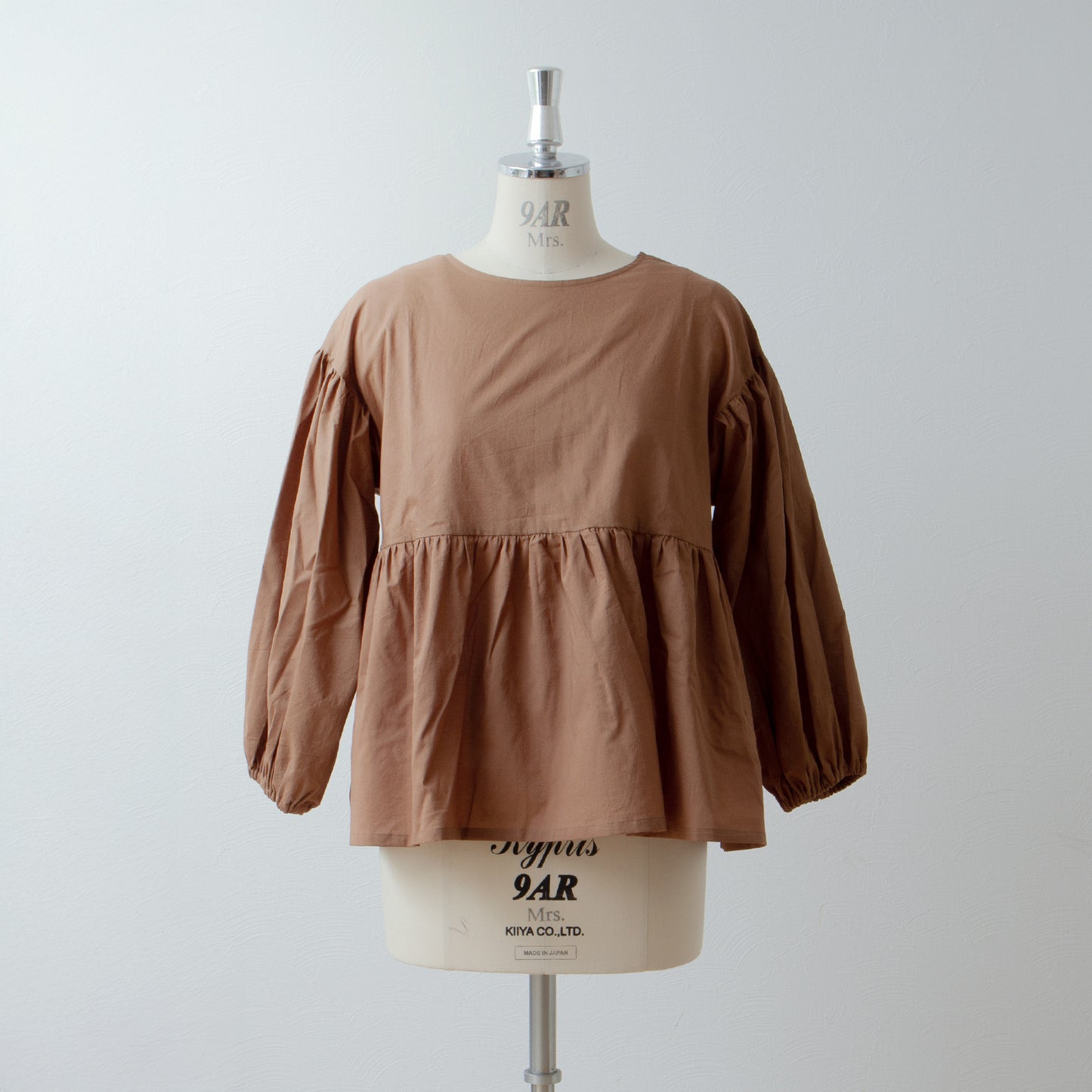 Tiered 2-Way Blouse with an Adult-Cute Ribbon Tie at the Back / Camel