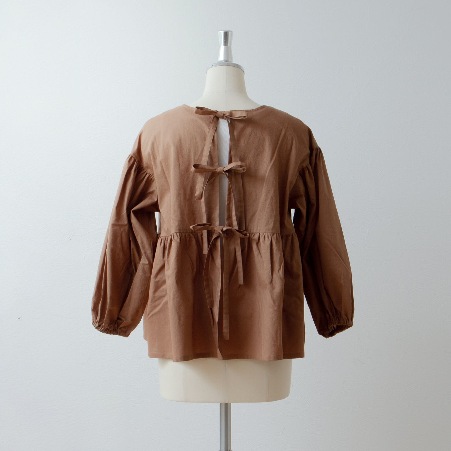 Tiered 2-Way Blouse with an Adult-Cute Ribbon Tie at the Back / Camel