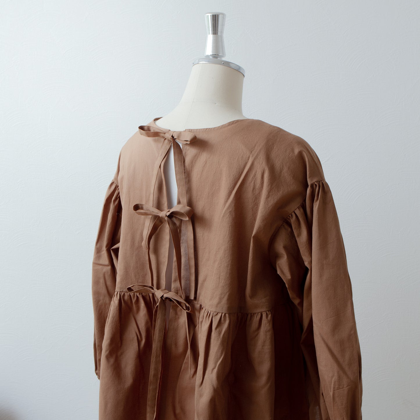 Tiered 2-Way Blouse with an Adult-Cute Ribbon Tie at the Back / Camel